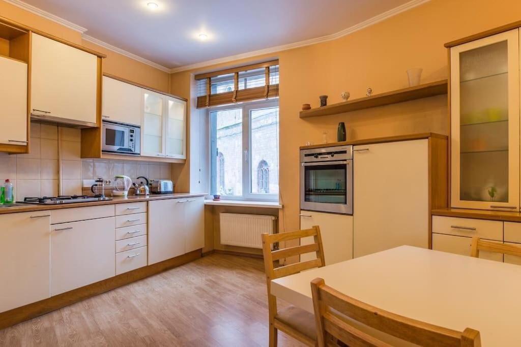 Old Town Apartment Next To Saint Peter'S Church Рига Экстерьер фото